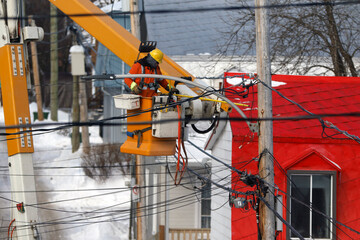Les électriciens installe et répare des lignes électriques à l'extérieur