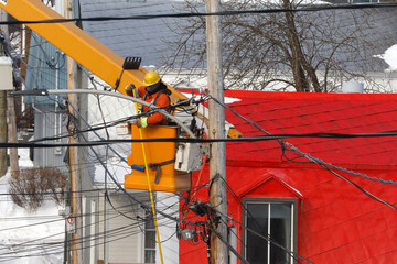 Les électriciens installe et répare des lignes électriques à l'extérieur