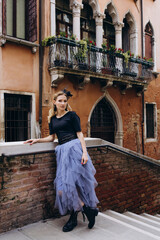 A lonely girl walks along the narrow streets of the old city. A tourist travels around Venice. Travel time.