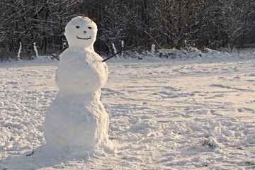 Lachender Schneemann auf verschneiter Wiese