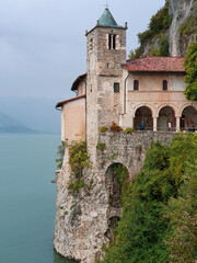 Fototapeta na wymiar eremo sul lago maggiore