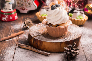 Fototapeta na wymiar Cupcake on a winter background