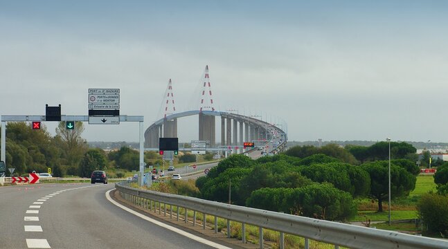 Pont de Saint-Nazaire- traffic on the highway
