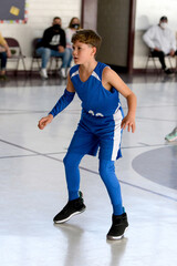 Obraz premium Young athletic boy playing in a game of basketball