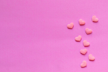 Obraz na płótnie Canvas Several pink little hearts arranged in a row
