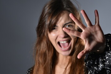 Jeune femme qui hurle