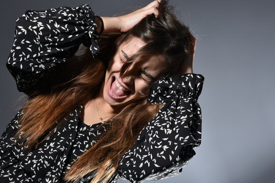 Femme hurlante qui s'arrache les cheveux