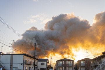 空を覆う住宅火災の煙