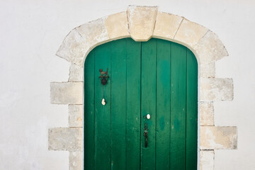 Portail en bois peint en vert sur l'île de ré