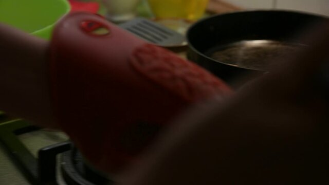 Cooking thin russian pancakes