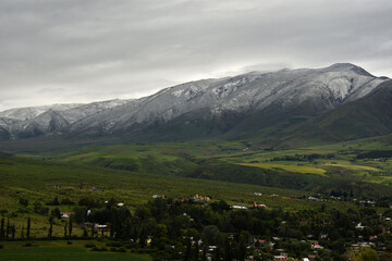 Fototapeta premium Valle verde y montañas blancas