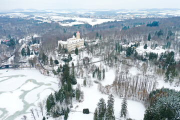 Obraz premium Aerial view of chateau Konopiste in the winter time, castle and the pond are covered with snow in Czech republic