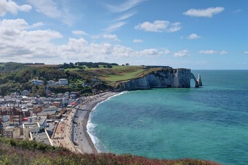 les falaises et le village d'Etretat en Normandie