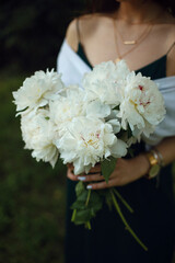 bride holding bouquet of flowers