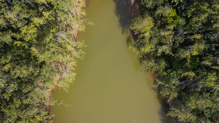 panorámica aérea del lago color esmeralda en cerro azul panama 