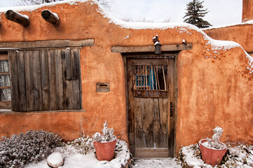 Naklejka premium Old adobe; Santa Fe, New Mexico