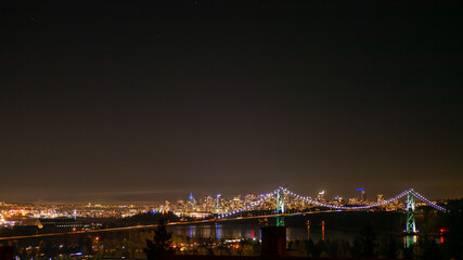 Fototapeta premium バンクーバーのビル街の夜景と橋