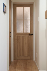 すりガラスと格子の入った木製のドア
