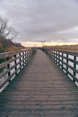 Obraz premium Wooden promenade in the village of Yantarniy. Park wooden walk way. Kaliningrad region