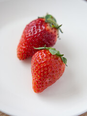 白い皿に乗ったいちご