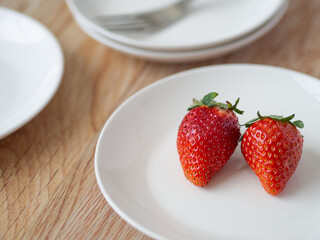 白い皿に乗ったいちご