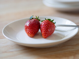 白い皿に乗ったいちご