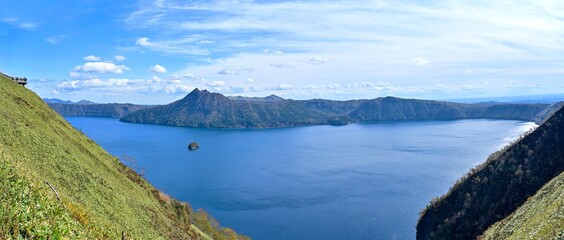 摩周ブルーに染まる晩秋の摩周湖のパノラマ情景＠北海道