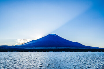 山梨県の山中湖と富士山