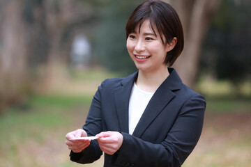 	名刺交換する女性社員