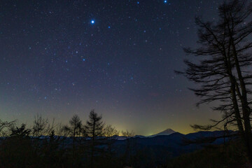 Naklejka premium 奥多摩、丹波山村七ツ石から、富士山とカノープス