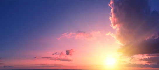 Foto op Canvas Roze-paarse bewolkte hemel bij zonsondergang. Hemel textuur. Abstracte natuur achtergrond © vvvita