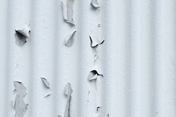 古い塗装が剥がれた壁