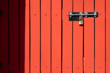 南京錠で施錠した朱塗りの門