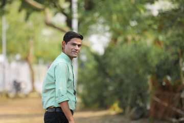 Obraz premium Young handsome indian man giving expression