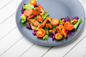 Shrimp salad with tomato and herbs