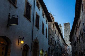 Fototapeta premium イタリア サン・ジミニャーノの路地から見えるトッレ・デイ・クニャネージ