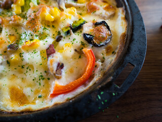 冬の寒い日に食べたいスキレットで作ったゴロゴロ野菜の焼きカレーチーズドリア