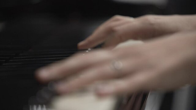 Pianista tocando primer plano dedos en c&aacute;mara lenta