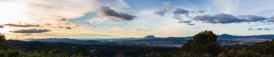 Fototapeta premium Panorámica del atardecer en la cima de una montaña 