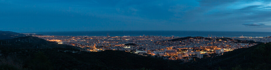 Fototapeta premium Panorámica de Barcelona al atardecer