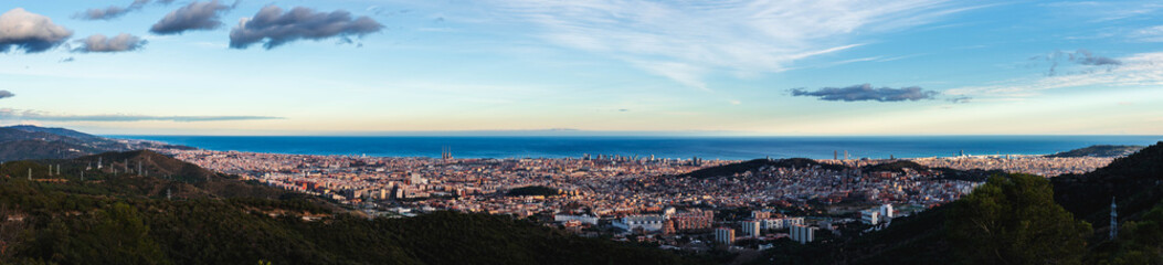 Obraz premium Panorámica de Barcelona al atardecer