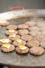 Sliced ​​beef steak is fried with quail eggs to make burgers.