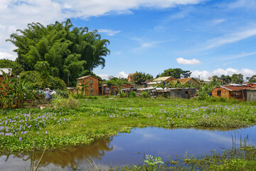 Obraz premium Village au bord de l'eau à Madagascar