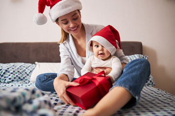 Kind baby boy shooting for family album