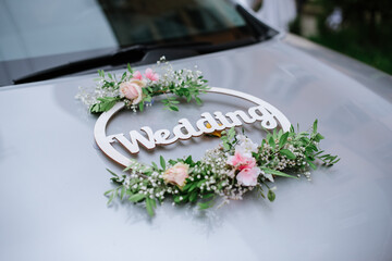 Obraz na płótnie Canvas Decoration on car with flowers on wedding day