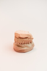 Prótesis dental estudio de cerca. Prótesis dental molde. Vista frontal de la dentadura completa. Foto conceptual de odontología. Odontología protésica. Dientes falsos