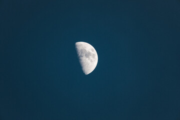 media luna en un cielo limpio al atardecer