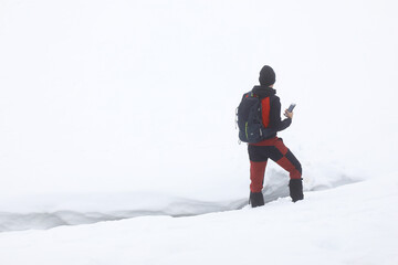 senderista montañero sacando fotografías con el móvil en la nieve país vasco 4M0A7607-as21