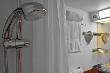 Modernes Badezimmer auf Kreuzfahrtschiff - Modern bathroom of cabin or stateroom in red plastic