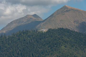 Obraz premium Mountain landscape against the sky